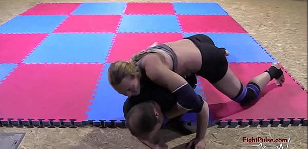  Mixed wrestling with an Amazon - bodyscissors submission